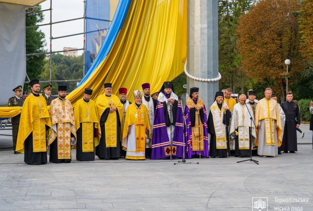 У Тернополі підняли та освятили 50-ти метровий Державний Прапор України