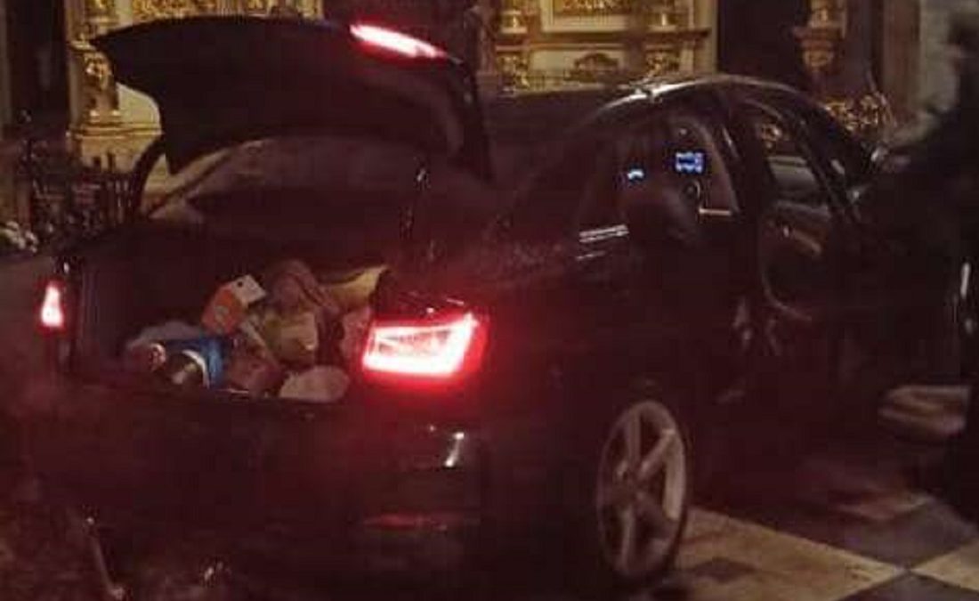 Автівка в’їхала всередину собору у центрі Тернополя. Інцидент не пов’язаний із війною