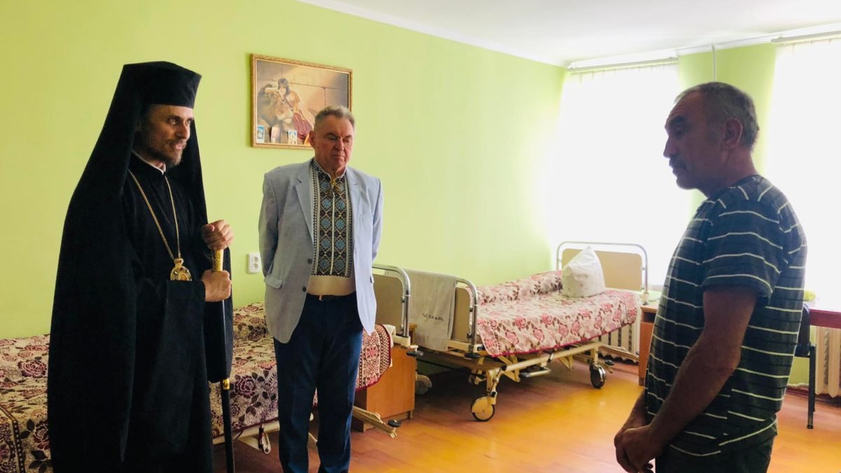 Архієпископ Нестор провідав поранених на фронті бійців у Більче-Золотецькій лікарні
