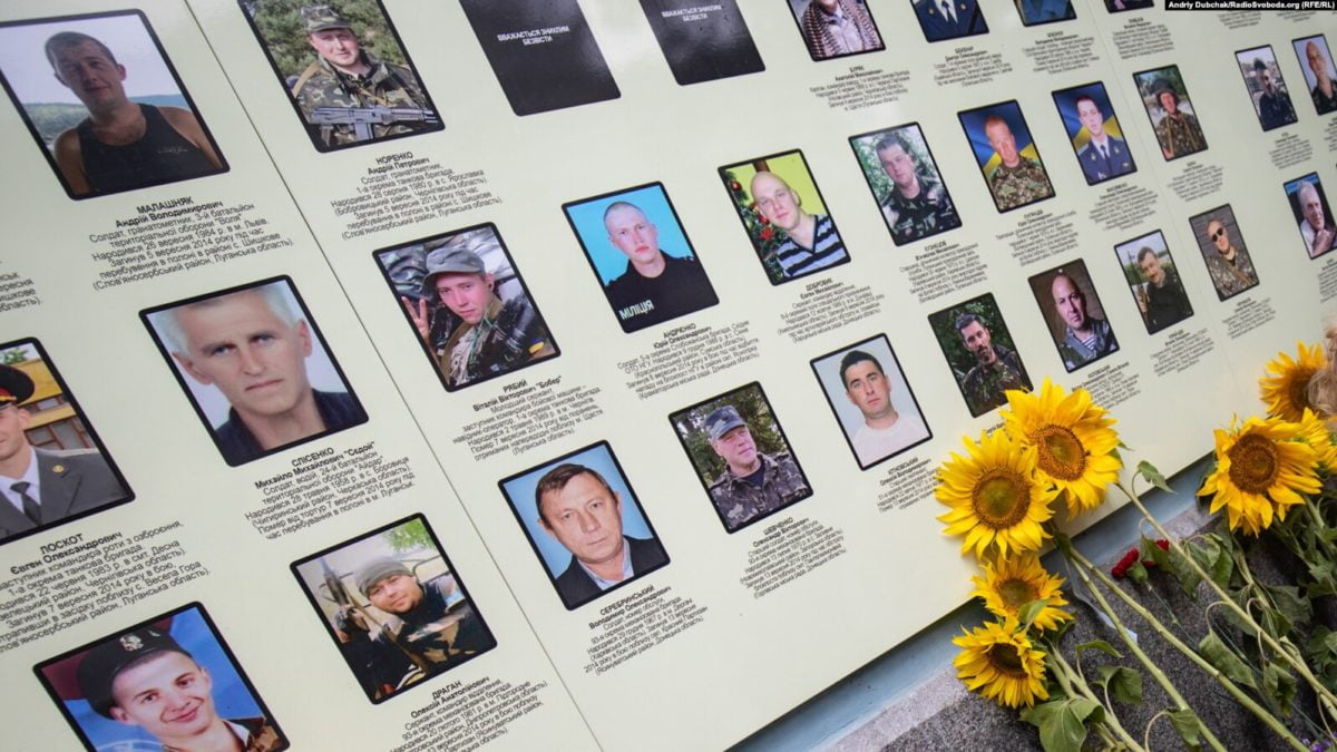 Українці прикладають праву долоню до серця. Так вони дякують військовим