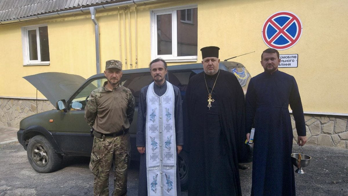 Владика Нестор освятив авто для українських військових