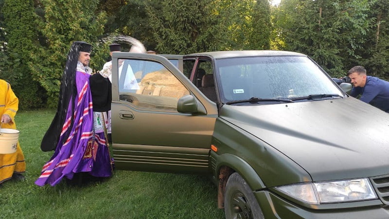 Архієрей у Підволочиську відслужив молебень за Україну та освятив авто для військових