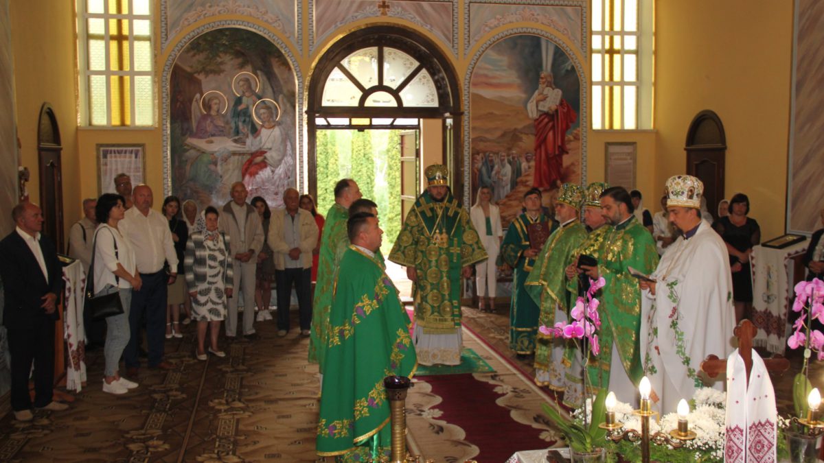 У Свято-Покровському храмі с. Підгороднє Тернопільського благочиння молились за Україну, воїнів-захисників та український народ