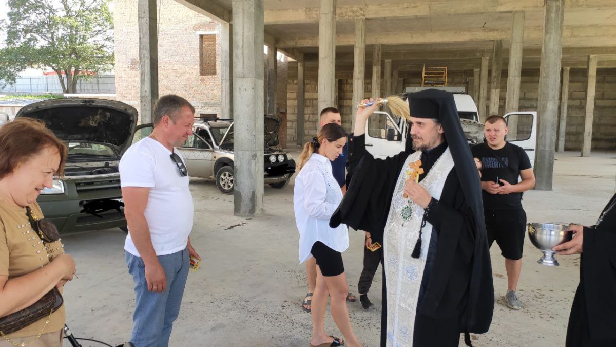 Владика Нестор освятив авто від Тернопільського благочиння для ЗСУ