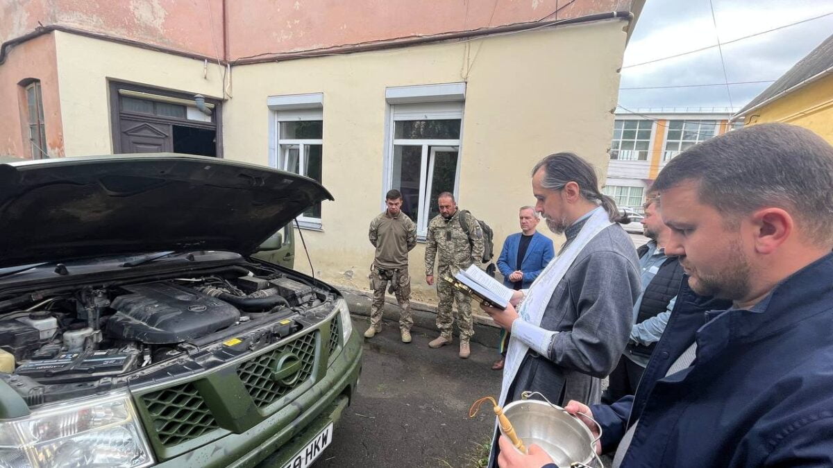 Архієпископ Тернопільський і Кременецький Нестор звершив чин освячення автомобіля для українських військових