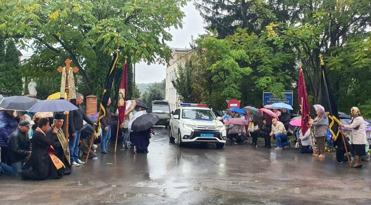 На колінах під дощем: Борщів велелюдно зустрів загиблого на війні земляка