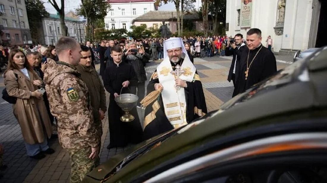Архієпископ Святослав у Тернополі освятив п’ять автомобілів для ЗСУ