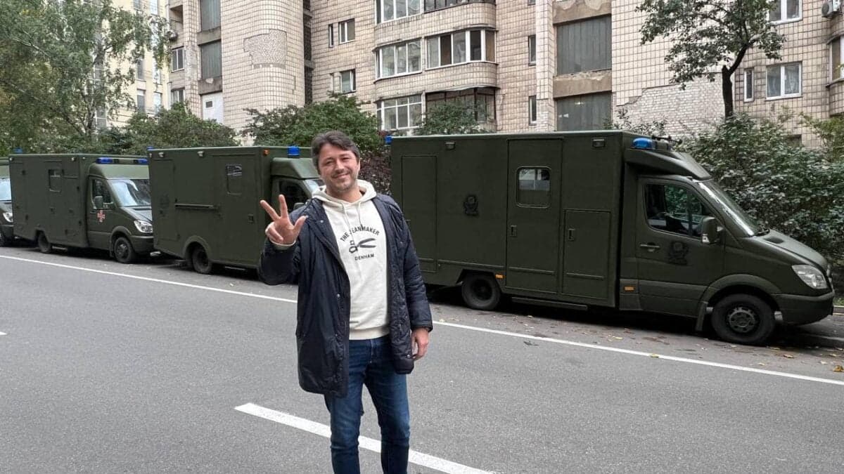 Фонд Сергія Притули закупив для фронту три евакуаційних авто