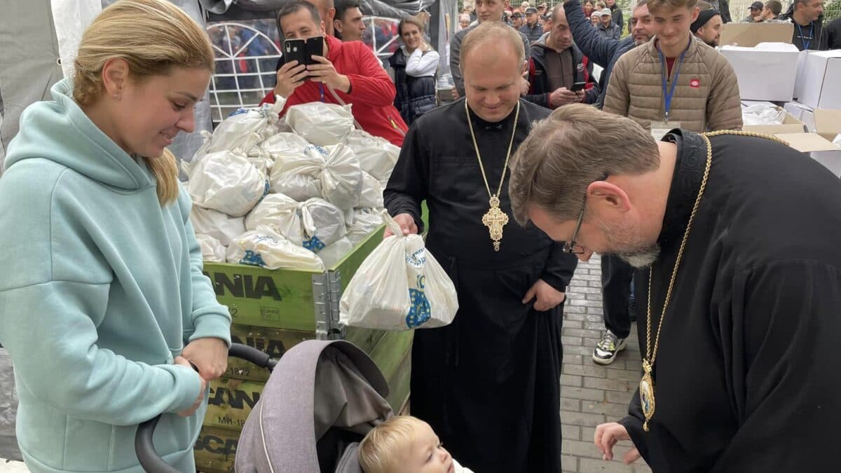 Блаженнійший Святослав у Тернополі роздавав продуктові набори переселенцям