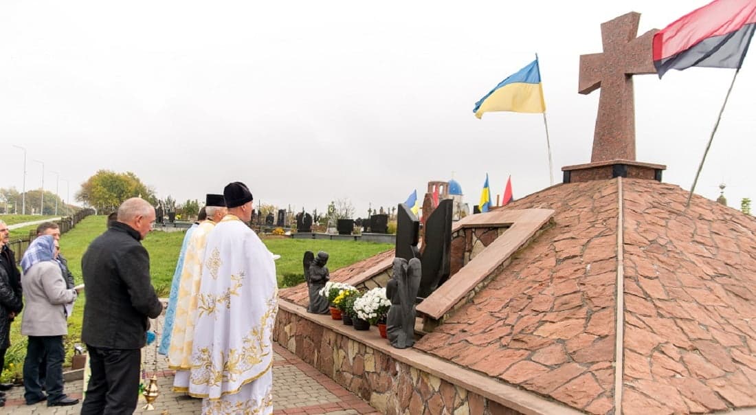 За усіх життя віддавших синів і доньок України