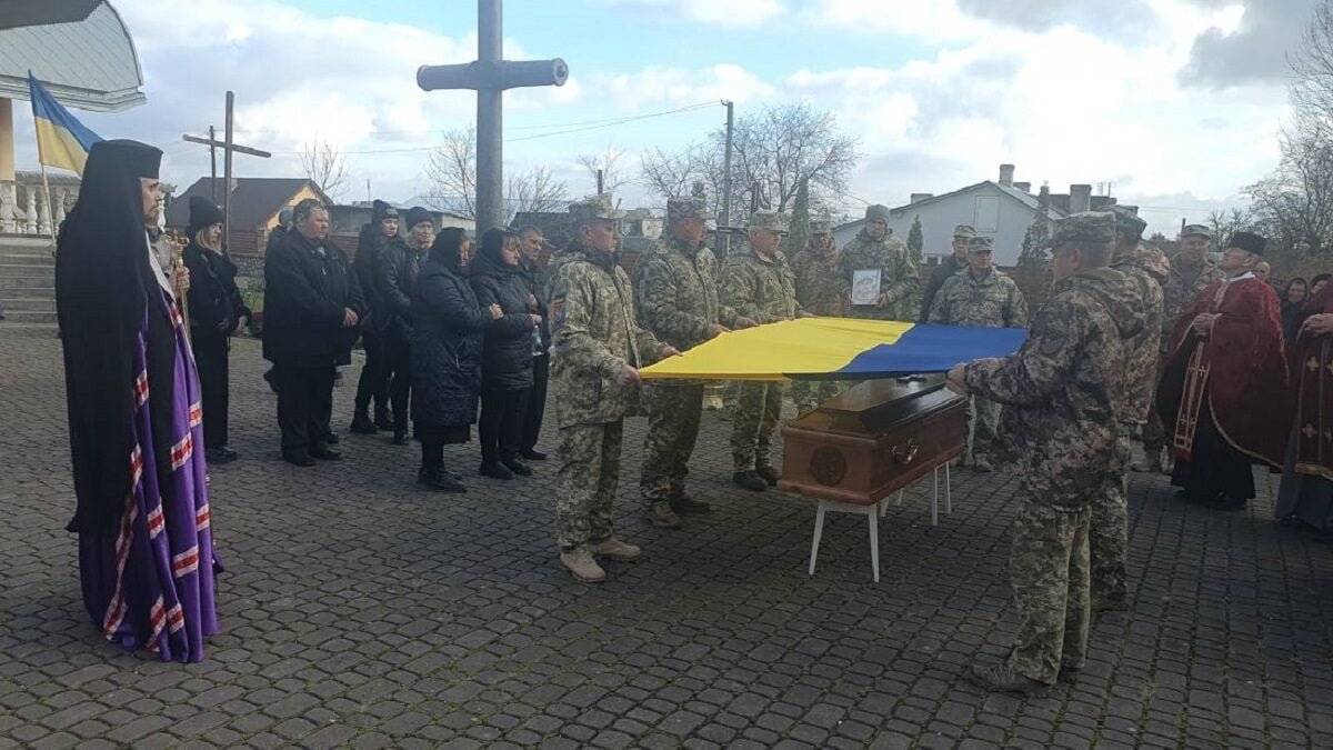 Двоє дітей осиротіли: на Тернопільщині поховали 32-річного військового Віталія Промовича