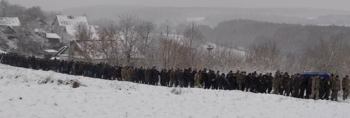 На Тернопільщині поховали молодих загиблих під Бахмутом Героїв – попрощатися прийшло більше тисячі людей