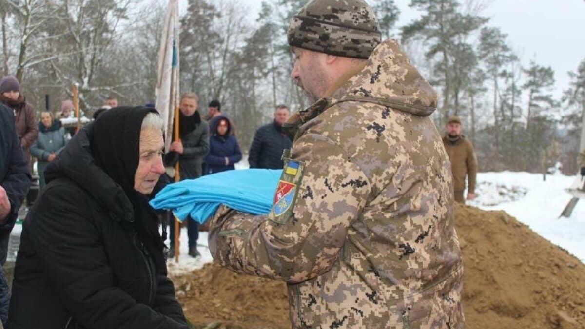 «Над домовиною свого сина хилиться старенька мати» : на Тернопільщині в останню дорогу провели загиблого військовослужбовця