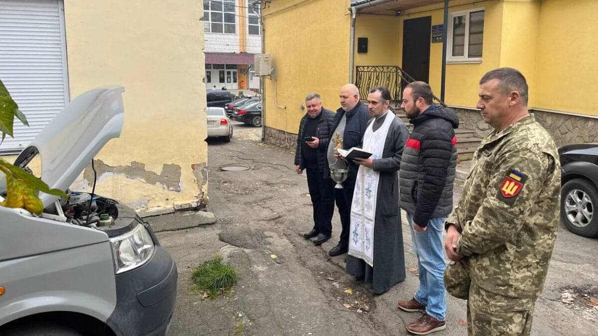 Архієпископ Тернопільський і Кременецький Нестор освятив іще один автомобіль для українських захисників