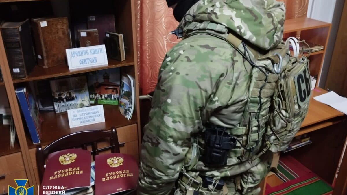СБУ знайшла проросійську літературу, мільйони готівки та «сумнівних» громадян рф під час безпекових заходів у приміщеннях УПЦ (МП)