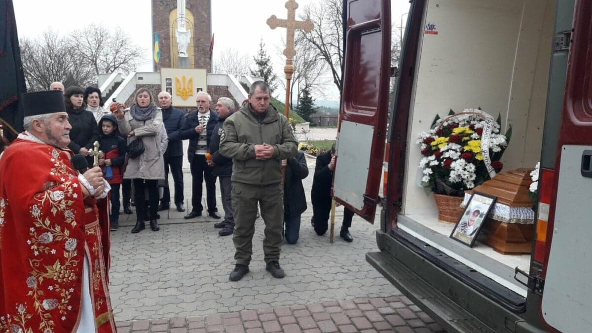 «Схиляємо голови у скорботі та молитві»: на Тернопільщині зустріли кортеж із тілом загиблого Героя