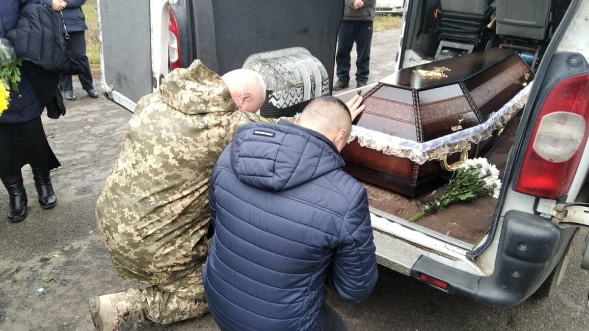Стоячи на колінах, на Тернопільщині зустріли тіло загиблого військового