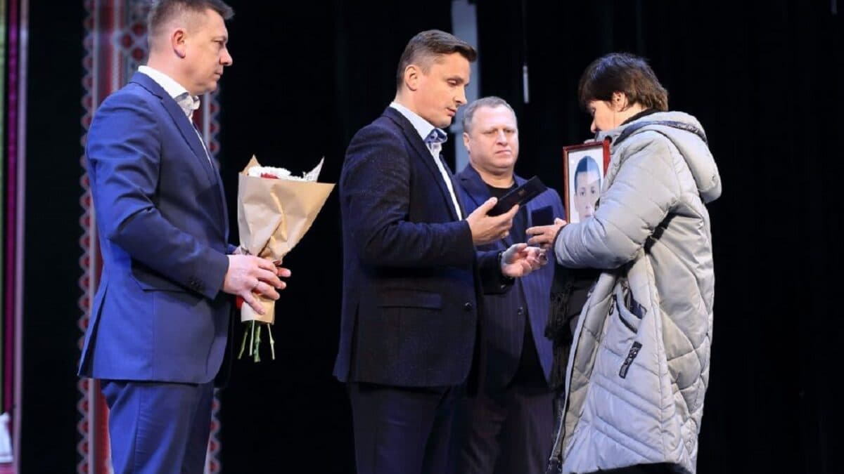 «Вони навіки в наших серцях»: у Тернополі вручили почесні відзнаки родинам Героїв з Тернопільщини