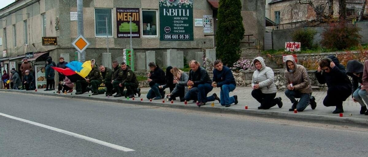 Загиблого земляка жителі Тернопільщини проводжали зі слізьми, стоячи навколішки