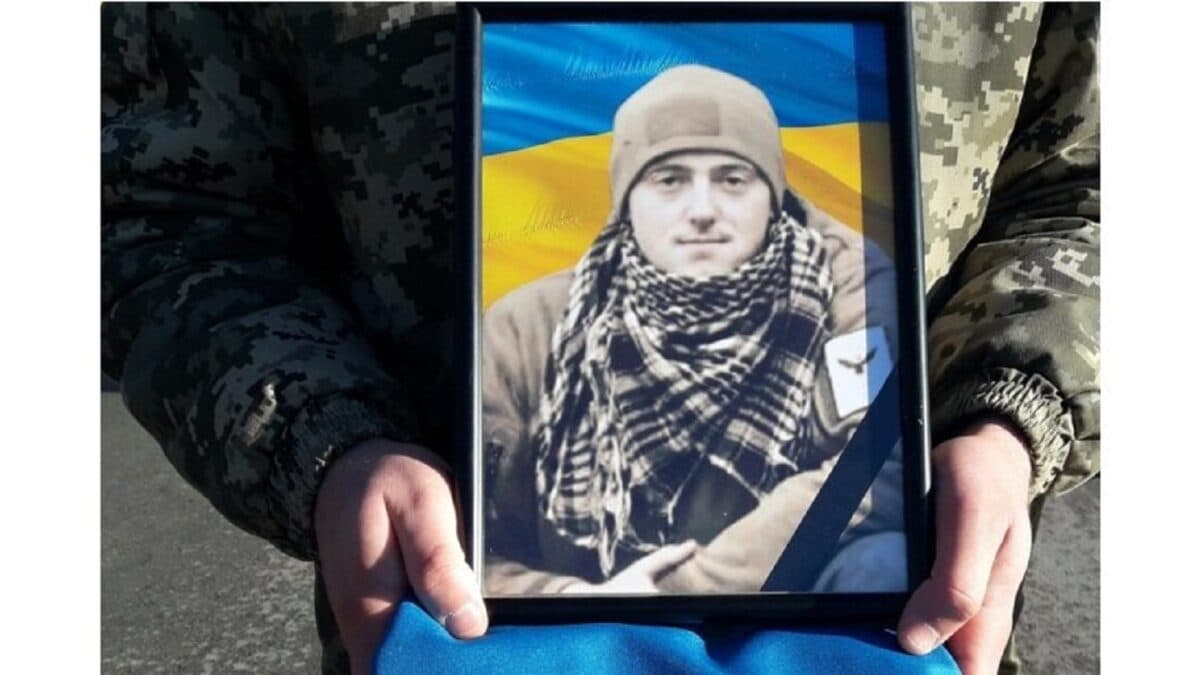 <strong>«Білим янголом увись злетіла на небо його душа»: на Тернопільщині попрощались із загиблим військовослужбовцем</strong>