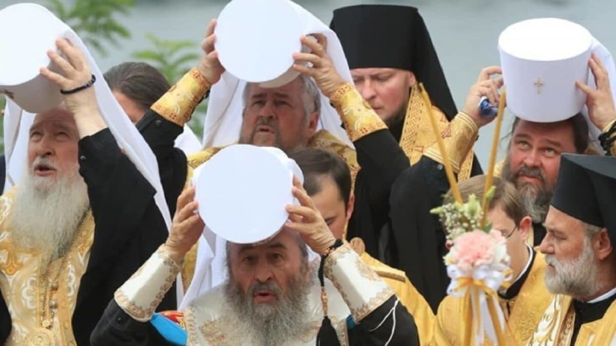 <strong>Чернівецька облрада просить керівництво держави заборонити УПЦ МП</strong>