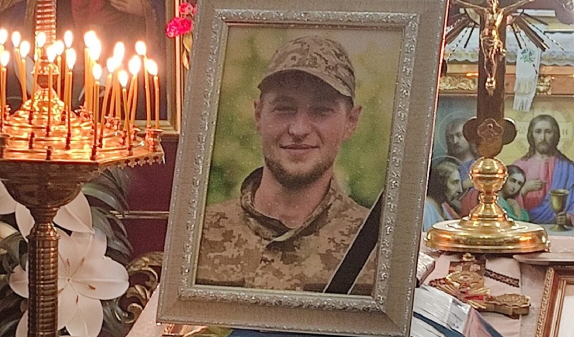 Чин похорону над воїном ЗСУ 23-річним Андрієм Кобяковим відбувся 16 грудня 2022 року, у с. Заривинці Бучацького благочиння