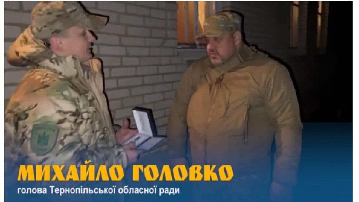 <strong>Голова Тернопільської облради нагородив військовослужбовців на передовій (відео)</strong>