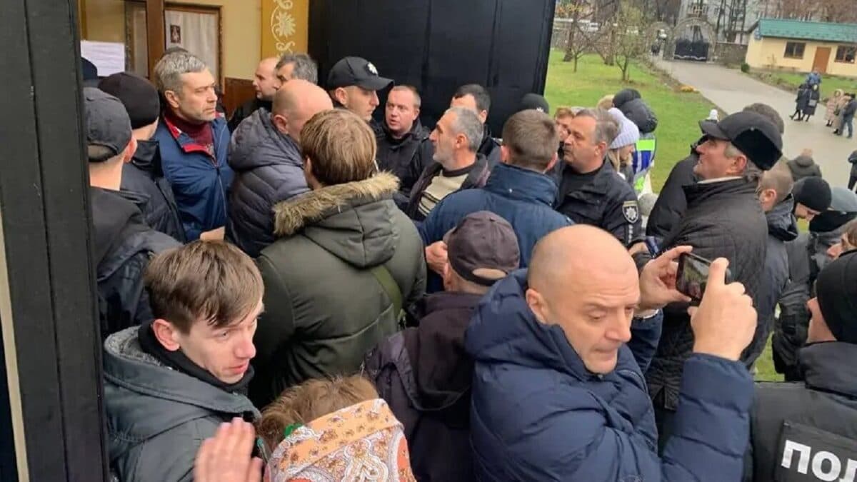 Гуцули зустріли московського гея Никитку – протестами
