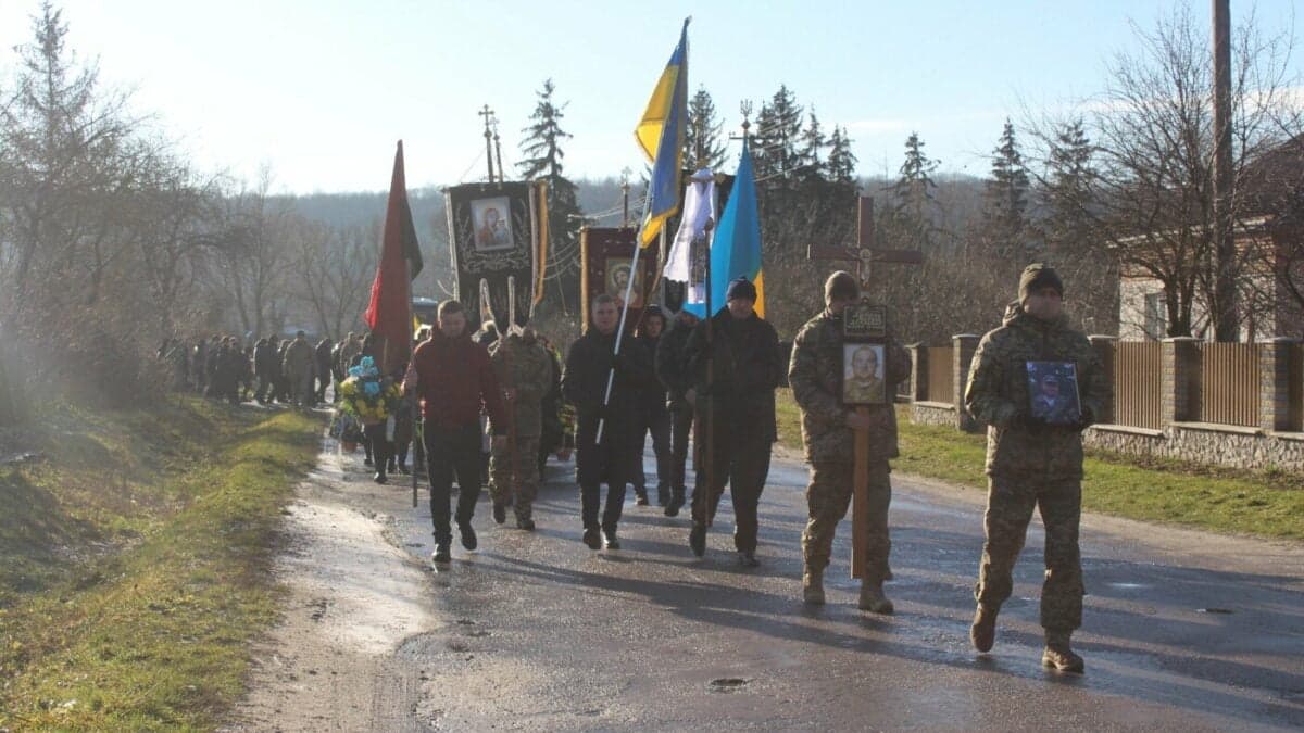 <strong>На Тернопільщині попрощалися із загиблим бійцем: «Не втамувати пекучий біль»</strong>