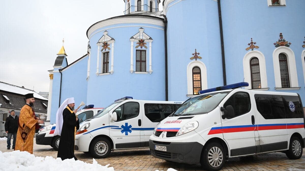 Предстоятель освятив та передав автомобілі для лікарень Херсону