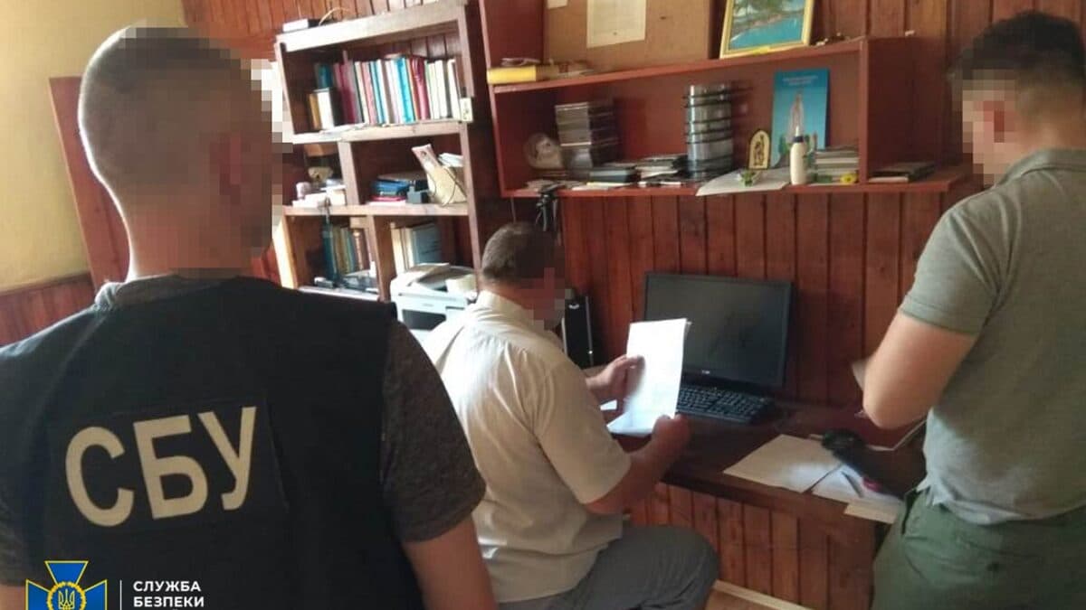 СБУ повідомила про підозру римо-католицькому священнику, який заперечував злочини рашистів у Бучі