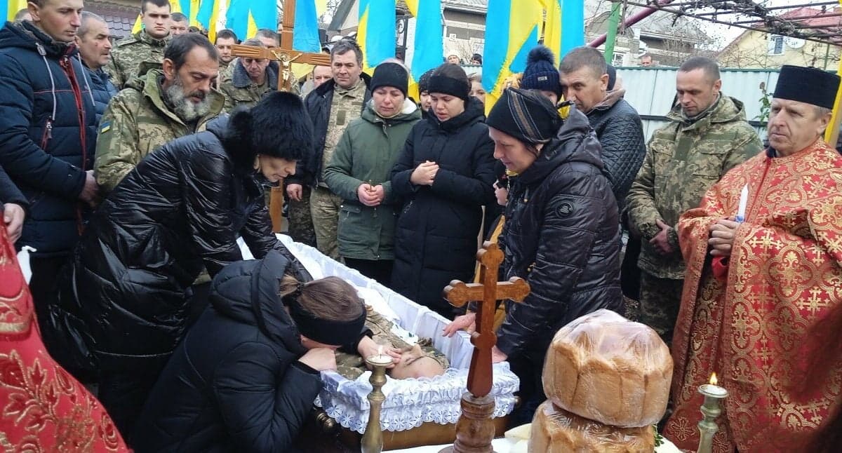 <strong>«Сумно і боляче, душа кричить»: на Тернопільщині попрощалися із загиблим бійцем</strong>