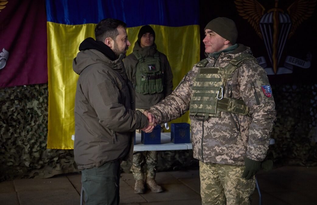 У День ЗСУ Президент зустрівся з українськими військовими на Донбасі та вручив їм державні нагороди