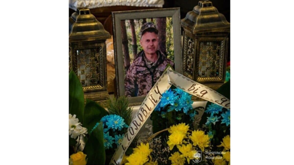 <strong>У Тернополі попрощались із військовослужбовцем, який загинув на Донеччині</strong>