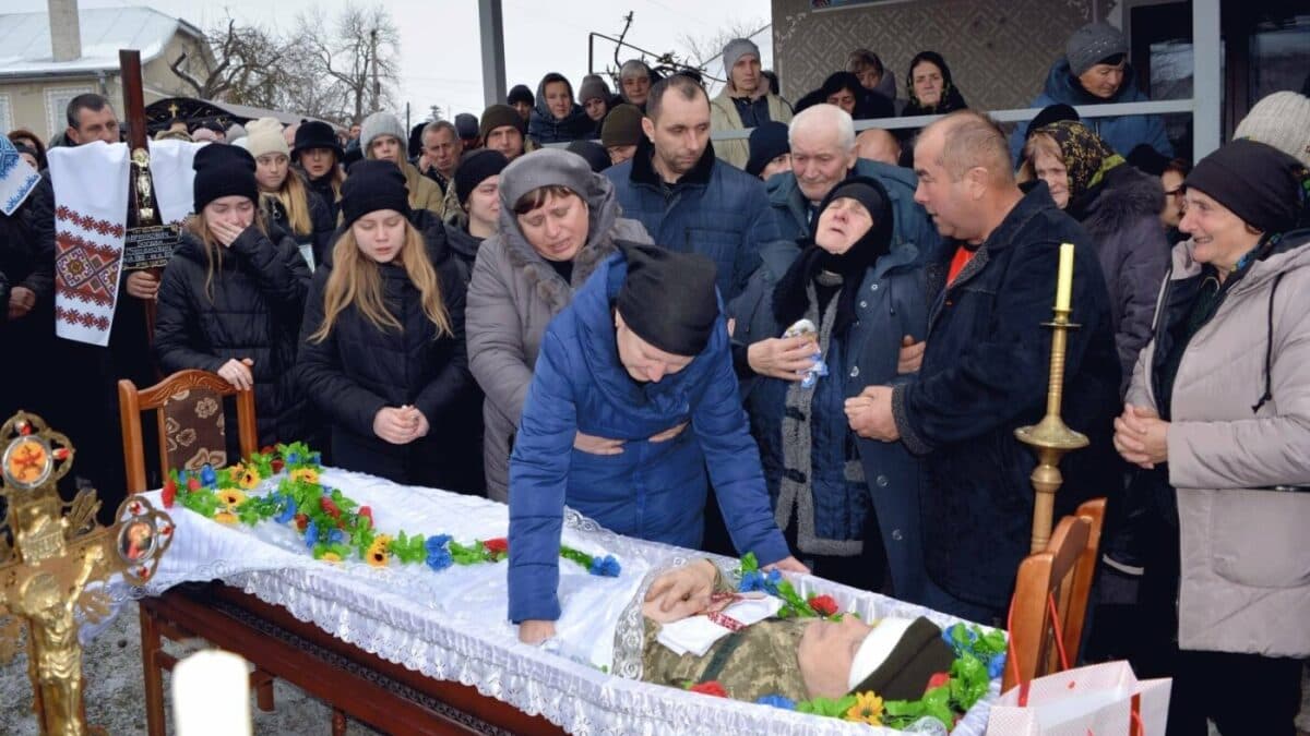 Згорьовані матір та дружина не стримували сліз: на Тернопільщині в останню дорогу провели загиблого військового