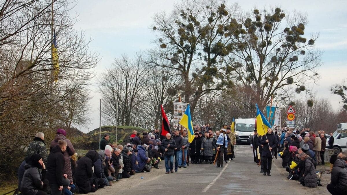 <a>Жителі Шумської територіальної громади живим коридором зустріли траурний кортеж із тілом 48-річного Героя</a>