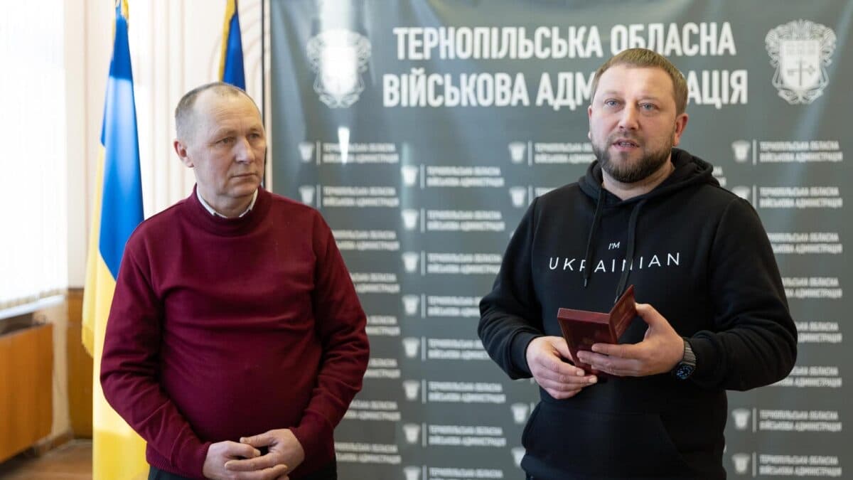 <strong>Знайомтесь, це Василь Смеречинський, водій автобуса Чортківського АТП — Володимир Труш, начальник Тернопільської ОВА</strong>