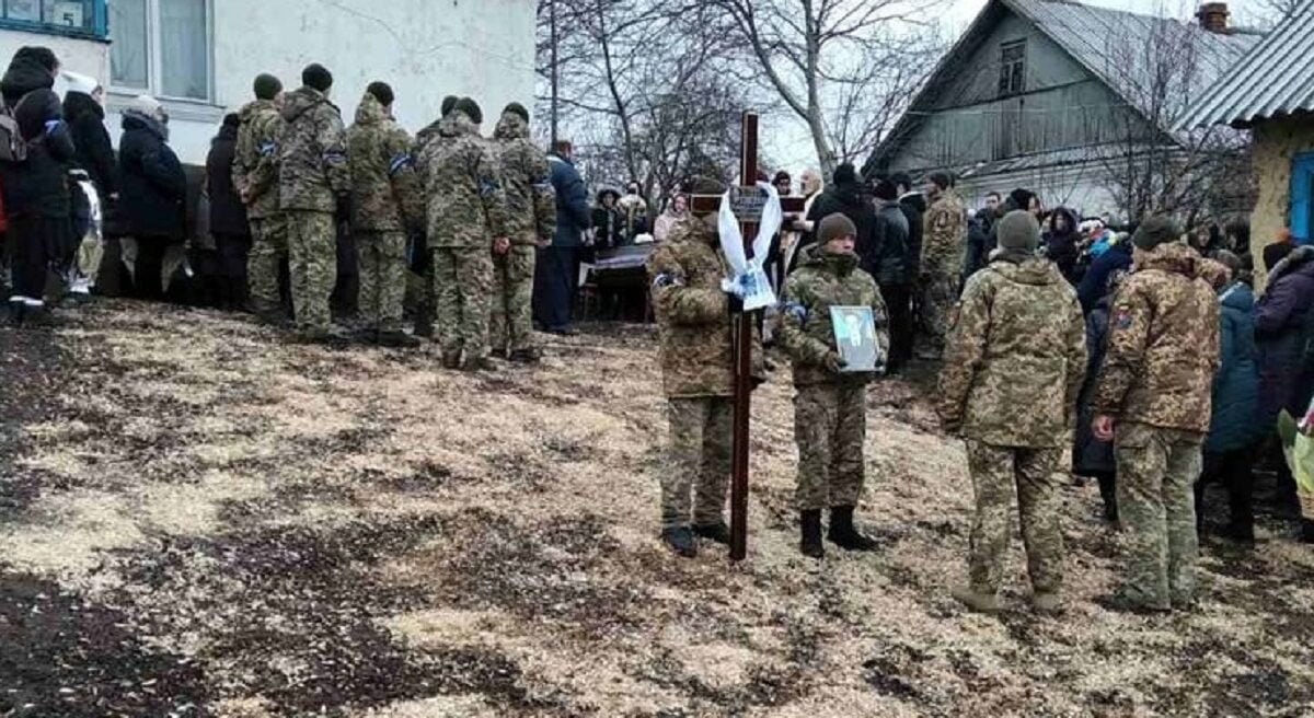 <strong>«Йому тепер навіки 22»: на Тернопільщині в останню дорогу провели загиблого військовослужбовця</strong>
