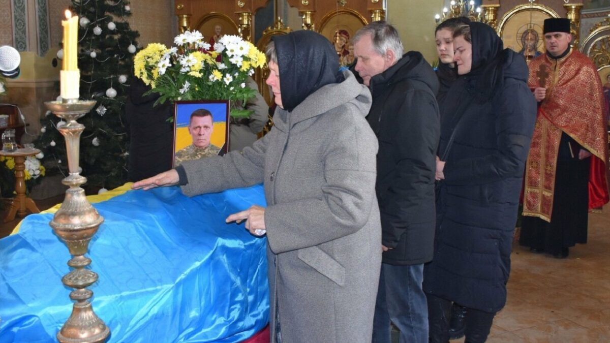 <strong>«Недавно нарешті отримав відпустку, всі так раділи»: на Тернопільщині поховали захисника Бахмута</strong>