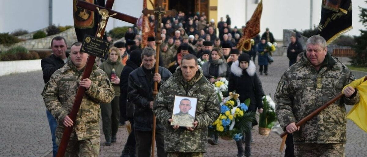 <strong>«Повернувся до рідного дому лише через 4 місяці після загибелі»: на Тернопільщині в останню дорогу провели загиблого військовослужбовця</strong>