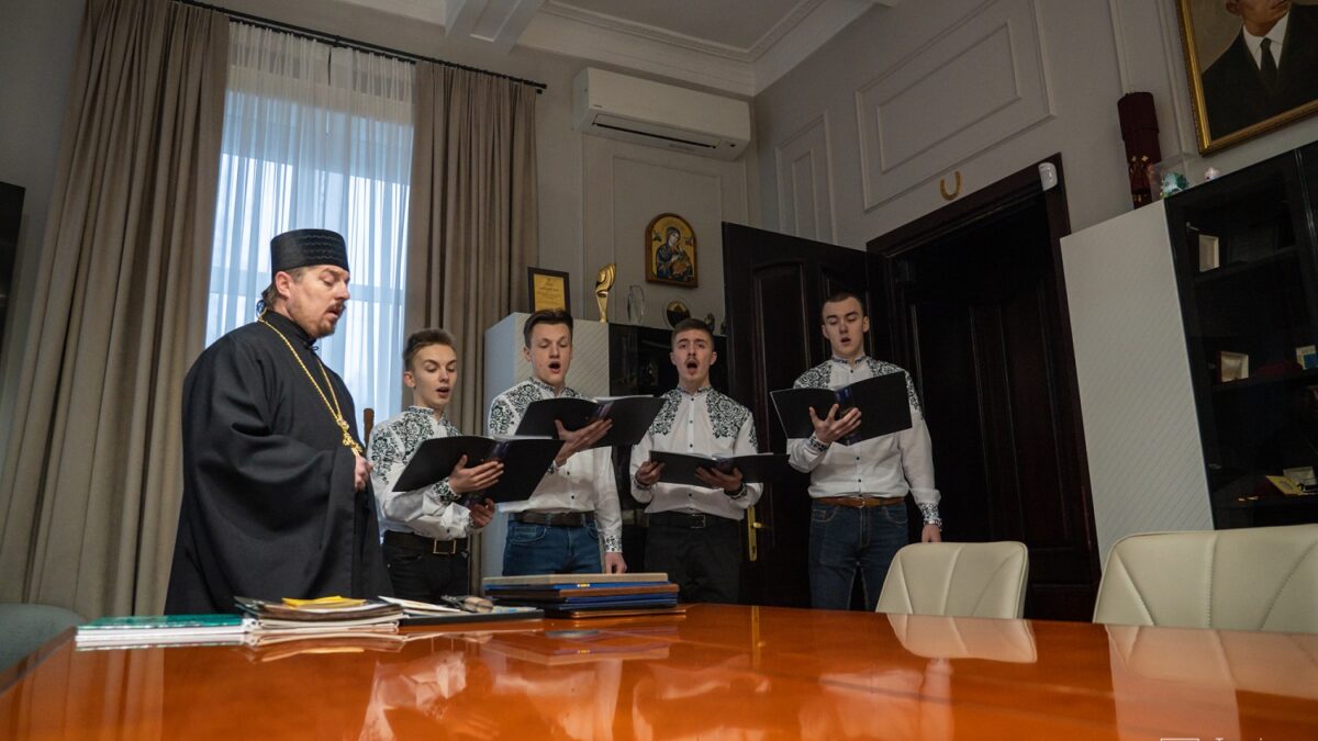 Протоієрей Андрій Гаджала та гурт «Кант» колядкою вітають працівників Тернопільської міськради та мера Сергія Надала