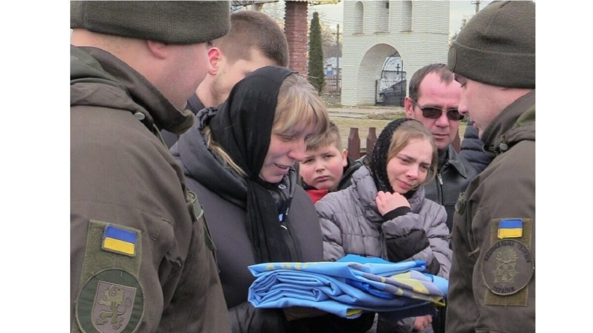 <strong>«Тарас дуже швидко став дорослим»: на Тернопільщині в останню дорогу провели загиблого на Луганщині нацгвардійця</strong>