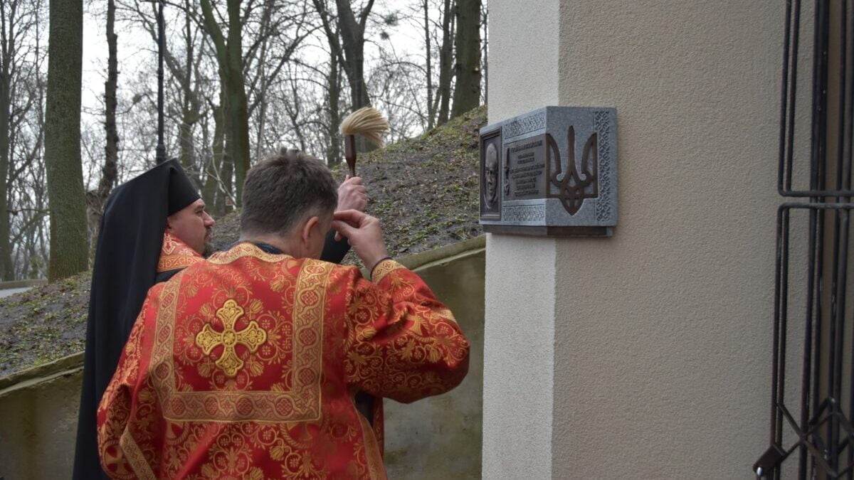Героїчна смерть воїна: у Києві встановили пам’ятну дошку Віталію Скакуну