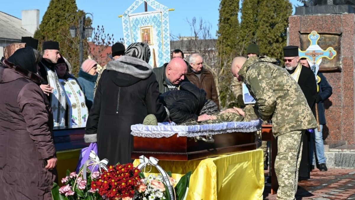 «Батько не міг стримати сліз…»: на Тернопільщині зустріли тіло загиблого десантника-артилериста