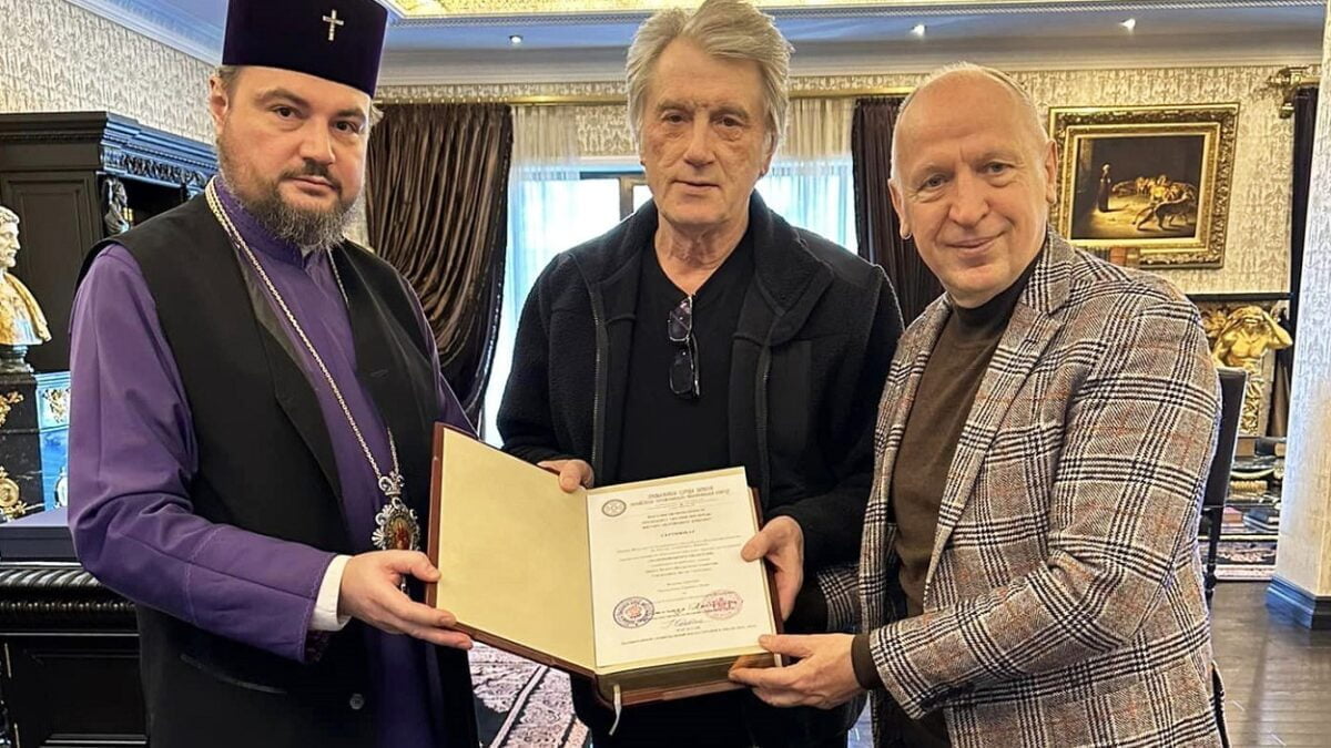 Примірник факсимільного видання Мазепинського Євангелія передано у дар третьому Президенту України