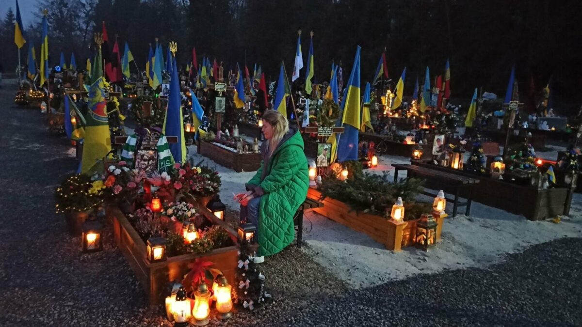«Тільки хай усе це буде не дарма»: на кладовищі біля могили військового навіть уночі сидить молода вдова