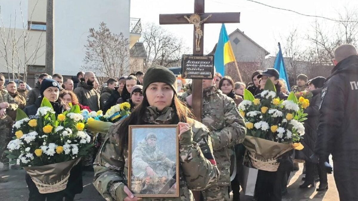 У Тернополі в останню дорогу провели загиблого кордівця