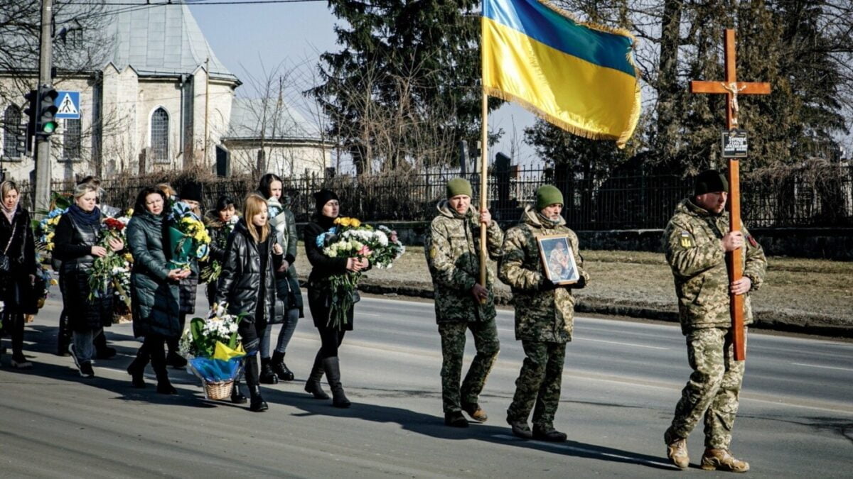 «Він був справжнім, завжди усміхненим та позитивним…»: сотні тернополян прийшли віддати шану стрільцю бригади тероборони Тернопільщини