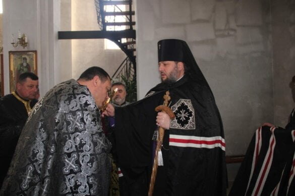 Колаборація у святому храмі: аналіз випадку з цілуванням руки зрадника