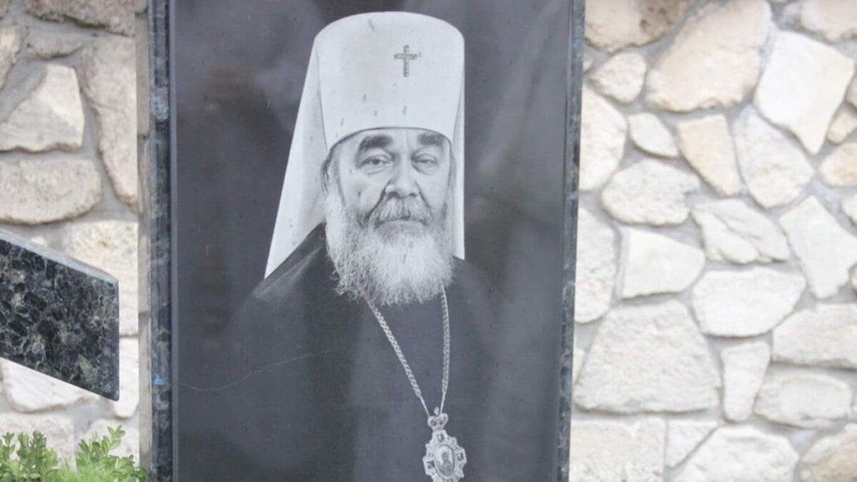 Заупокійна літія на могилі Митрополита Мефодія: вшанування пам’яті видатної постаті української церкви та культури.